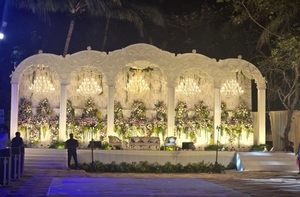 Decoración Completa para Mandap de Boda de Hierro con Fondo de Terciopelo y Sofá Tallado en Oro - Configuración Perfecta para Bodas - Product Image 4
