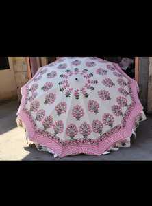 Parapluie traditionnel à motifs imprimés |   Parasol en coton à fleurs roses |   Accessoire de mariage bohème - Product Image 5