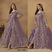 Anarkali Glamour en Tulle Papillon Lourd avec Travail Multi-Fils, Jari et Paillettes Semi-Couture et Entièrement Brodé au Dos