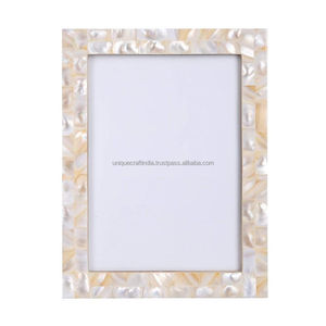 Cadre photo en bois artisanal éco-responsable à motif tribal noir et blanc Unique Craft India pour la décoration murale et de table contemporaine - Product Image 6