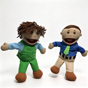 Muñeca de Peluche Personalizada con Camisa Amarilla de Lunares y Overol de Mezclilla para Niñas de 3 Años en Adelante - Product Image 2