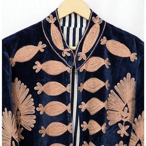 Veste élégante vintage pour femme en velours, col rond, manches longues, broderie florale, cousue à la main, respirante, 100% coton, hiver - Product Image 4