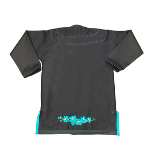เสื้อศิลปะการต่อสู้แบบผสมผสานสำหรับผู้หญิง สีดำ ทำจากโพลีเอสเตอร์ ปักลายดอกไม้สีน้ำเงิน ทรงปกติ ระบายอากาศได้ดี - Product Image 1