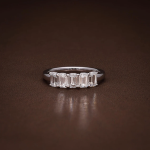 แหวนเพชรแล็บโกรว์ทรงเอเมอรัลด์ 5 เม็ด พร้อมใบรับรองและกล่องของขวัญ เครื่องประดับชั้นดีสำหรับผู้หญิง - Product Image 1