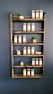 Étagère à épices rustique en bois massif de 18 pouces de large, six niveaux, avec barre en laiton, organisateur de cuisine, étagère murale pour les essentiels de la cuisine et du garde-manger - Product Image 2