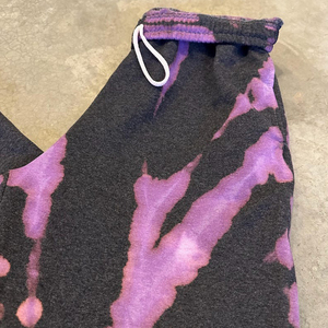 ชุดวอร์มสีม่วงแบบ Tie Dye ของ SHY SPORTS รุ่นสั่งทำพิเศษ (OEM) พร้อมเสื้อฮู้ดแบบ Pullover ลวดลาย Spiral Bleach Wash และกางเกงจ็อกเกอร์แบบ Cuffed ผ้าฟลีซ ชุดสองชิ้น - Product Image 5