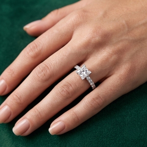 Anillo de compromiso, boda o aniversario de lujo personalizado con diamante de laboratorio talla princesa, banda pavé de oro de 9k-18k - Product Image 5