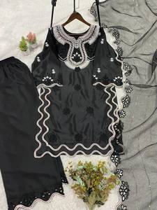 ชุดสตรีชาวเอเชียสำหรับฤดูร้อน ชุดปากีสถานพร้อมเสื้อปักลายฉลุประดับเลื่อม กางเกงพลลาโซ และผ้าคลุมไหล่ - Product Image 5