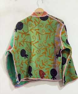 Veste vintage en patchwork Kantha avec broderie Suzani, col mandarin, manches longues, veste d'automne pour femmes - Product Image 4