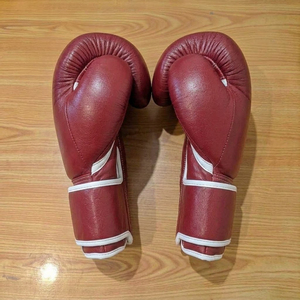 Gants de boxe en cuir rouge de qualité supérieure, vente en gros, taille adulte personnalisée, équipement d'entraînement et de sparring avec fermeture auto-agrippante YM-BG-159 - Product Image 4