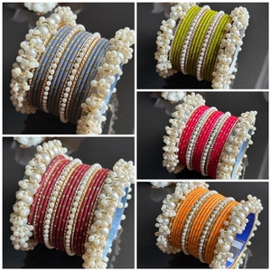 Ensemble de bracelets noirs ornés de perles dorées avec un motif diamanté pour femmes - Product Image 1