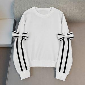 เสื้อสเวตเชิ้ตคอกลมสีขาวสำหรับผู้หญิง แขนเสื้อลายทางสีดำ ประดับโบว์ ตกแต่งแบบลำลอง เสื้อถักสำหรับฤดูใบไม้ร่วง - Product Image 3