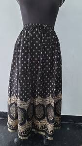 Jupe longue maxi pour femme en rayonne et mousseline à imprimé floral, coupe crayon – Écologique et respirante, idéale pour les tenues décontractées - Product Image 2