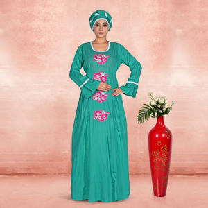 Kaftan brodé en rayonne avec un motif de pointeau détaillé, des motifs floraux imposants, des manches évasées douces et une longueur élégante jusqu'au sol. - Product Image 4