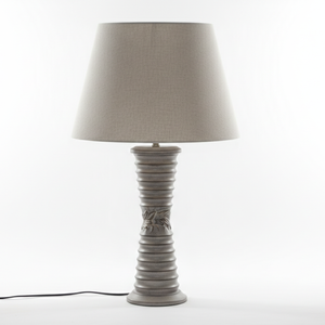 Lampe de table décorative moderne avec base sculptée côtelée et abat-jour en tissu neutre doux, conçue pour la table de chevet de chambre à coucher ou le salon - Product Image 1