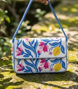 Sac à main de luxe artisanal perlé à motif floral, sac à bandoulière intemporel orné de perles pour femme, sac à main femme style jardin champêtre - Product Image 1