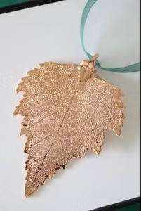 Adorno navideño metálico en oro rosa con forma de hoja de abedul/áspel, con texturas naturales detalladas y bordes serrados. - Product Image 1