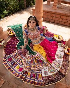 Lehenga Choli con Estampado Digital de Bloques de Color y Trabajo de Espejo, Dupatta de Encaje, Algodón Muselina, Atuendo Étnico para Fiesta de Boda para Mujer - Product Image 2