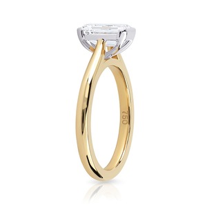 Bague de fiançailles en or jaune avec diamant de laboratoire taille émeraude 1,75 carat, sertie clos, solitaire, pour mariage, bijoux fins, vente en gros - Product Image 2