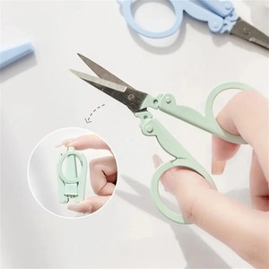 Ciseaux à sourcils pliables pour droitiers, lame courbée, pointe acérée, manche en plastique, coupe-papier portable, couleurs pastel - Product Image 3