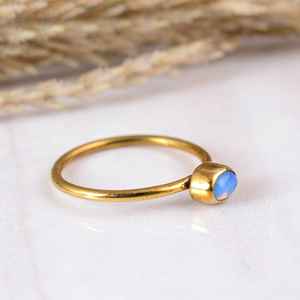 Anillo Delicado con Ópalo Azul en Engaste de Bisel, Banda de Latón Chapado en Oro de 14K, Joyería Artesanal Minimalista Boho Hippie con Piedras Preciosas al por Mayor - Product Image 2