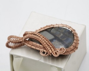 Pendentif en améthrine enveloppé de fil de cuivre, collier en cristal d'améthrine naturel, pendentif en pierre précieuse fait main, bijoux taille unique - Product Image 2