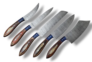 Juego de Cuchillos de Chef de Acero de Damasco de Cinco Piezas Nordic Forge con Mangos de Madera Pakka, Juego de Cuchillos de Cocina Hechos a Mano OEM Personalizados con Bolsa Enrollable - Product Image 1