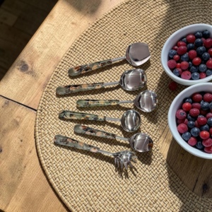 Ensemble d'ustensiles de service vintage en métal, 6 pièces, avec poignées à motifs, pour la cuisine - Product Image 3