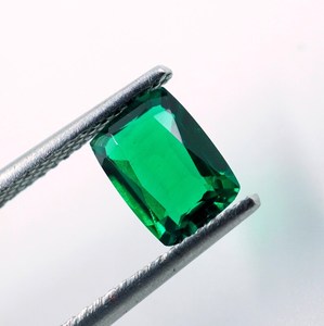 Émeraude de laboratoire : Pierre précieuse verte zambienne de 0,80 ct, taille coussin - Product Image 2