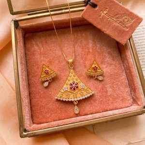 ชุดสร้อยคอพร้อมจี้รูปพัดลมชุบทองหรูหราพร้อมต่างหูที่เข้ากัน - Product Image 1