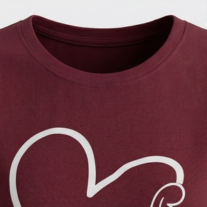 Conjunto de 2 Piezas para Mujer, Camiseta de Manga Corta con Cuello Redondo Color Granate Sólido y Pantalones Cortos por Encima de la Rodilla con Estampado de Corazón, Ropa Casual - Product Image 4