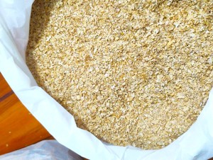 Premium Weizenkleie-Flocken in Lebensmittelqualität |   Weizenkleie in Großmengen für Tierfutter & Viehfütterung 12 Monate Haltbarkeit - Product Image 6