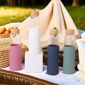 Mug de voyage en verre de 550 ml avec couvercle à vis en bambou, anti-fuite, réutilisable, design minimaliste, logo personnalisé - Product Image 3