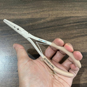 Pince à extensions capillaires personnalisée avec logo, 2 trous, courbée, en acier inoxydable, couleur beige, outils pour extensions capillaires - Product Image 3