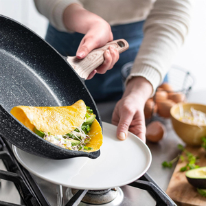 Wok antiadhésif robuste avec revêtement résistant aux rayures, poignée confortable et base solide pour une performance de cuisine durable - Product Image 3
