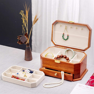 Caja de regalo de madera de nogal negro de lujo con cerradura - Pequeña, cuadrada, capacidad personalizada - Product Image 1