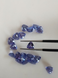 พลอยแทนซาไนต์สีน้ำเงินธรรมชาติแท้ รับรองโดย Red Mountain Gems ขนาด 6.5 มม. ทรงทริลเลียนคัท คุณภาพดีที่สุด สำหรับทำเครื่องประดับ - Product Image 1