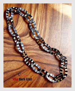 Collier de Luxe en Corne de Buffle et Laiton – Pendentif Géométrique Cercle Ouvert en Corne avec Barre Dorée Texturée sur Choker Rigide en Laiton - Product Image 4