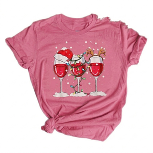 Camiseta personalizada con estampado navideño de vino, luces de Santa Claus y renos, de manga corta y cuello redondo para mujer, estilo casual vintage. - Product Image 1
