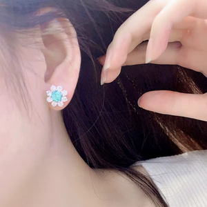 Pendientes clásicos de diamantes azules cultivados en laboratorio con corte redondo para mujer, con halo de diamantes blancos y diseño de estrella en la parte superior, de lujo. - Product Image 4