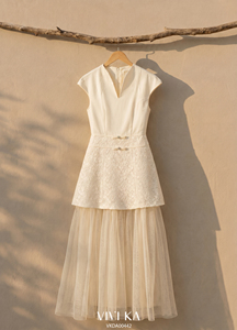 Vestido Maxi Feminino EMBER com Mangas Curtas, Renda Texturizada, Peplum e Sobreposição em Tule – Estilo Resort para Festas de Verão - Product Image 5