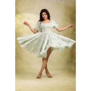 Robe midi smockée vert sauge avec manches bouffantes, à volants, fluide, 100 % coton, col en U, écologique, coupe trapèze, pour l'été et les brunches - Product Image 3