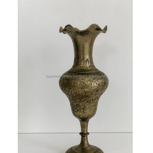 Jarrón de flores tallado a mano con acabado antiguo de latón, jarrón de arreglo de flores de lujo, macetas de moda para el hogar - Product Image 1