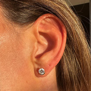 ต่างหูเพชรเลี้ยงในห้องปฏิบัติการสำหรับผู้หญิง ทองคำ 14K ทรงกรอบ ประดับเพชรแบบไม่มีข้อขัดแย้ง รับรองโดย IGI ของขวัญแต่งงานที่สมบูรณ์แบบสำหรับงานปาร์ตี้ - Product Image 4