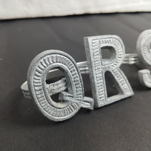 Anneau de serviette style vintage en aluminium, lettre Q R S T, pièce unique, boucle de serviette en métal alphabet pour la décoration de restaurants et boutiques - Product Image 3