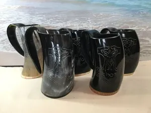 Tasse à bière viking artisanale avec motif cornu gravé, fabriquée avec des matériaux de qualité supérieure, y compris du corne naturel et de l'époxy alimentaire. - Product Image 4