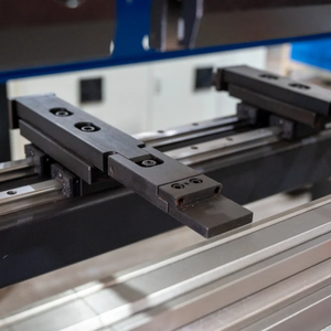 Presse plieuse CNC robuste 30-400 tonnes à cylindre avant, plieuse de tôles NC de 4 mètres, plieuse automatique de métaux pour l'acier - Product Image 6