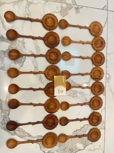 ช้อนไม้ธรรมชาติลายดอกไม้แกะสลักแบบใหม่ สไตล์อเมริกัน เป็นมิตรกับสิ่งแวดล้อม ขนาด 30 มล. สำหรับใช้ในครัวเรือนและธุรกิจ - Product Image 2