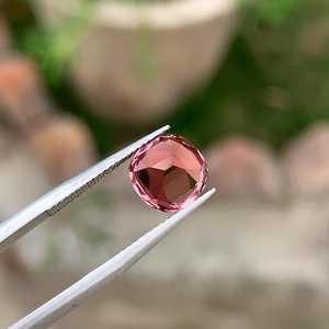 Turmalina Roja Corte Cojín, Gema Natural Impecable, Piedra Suelta, Grado Excelente Raro, Certificada por Terceros para Joyería - Product Image 2