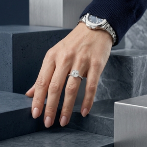 Bague de fiançailles pour femme en platine PT950 avec diamant taille coussin brillant et diamants latéraux couleur D, style classique, certifiée IGI - Product Image 4